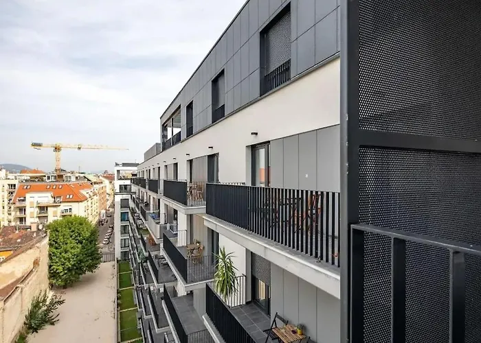 Marone 209 ~ Ac/balcony/indoor Parking * Budapest