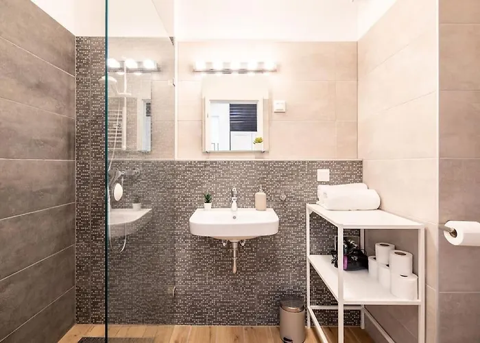 Marone 209 ~ Ac/balcony/indoor Parking * Budapest