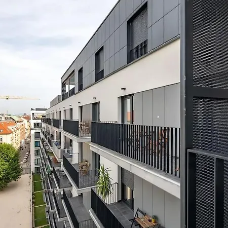 Marone 209 ~ Ac/balcony/indoor Parking * Будапешт