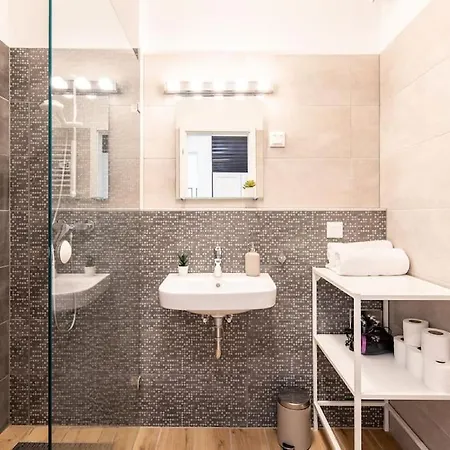 Marone 209 ~ Ac/balcony/indoor Parking * Budapeste